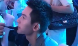 吃娱乐瓜的女孩是谁,吃娱乐瓜的女孩，她是如何成为热门话题的？